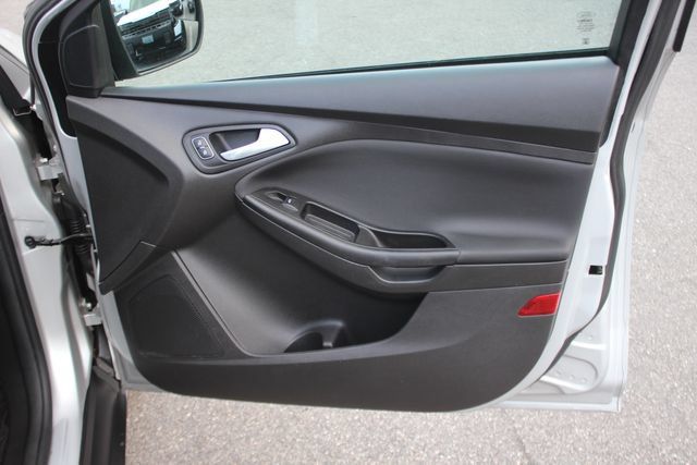 Used 2018 Ford Focus SE FWD image 25