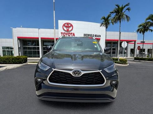 Used 2023 Toyota Highlander XLE FWD image 2