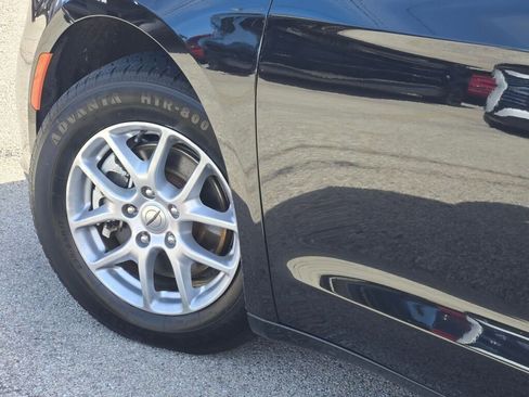 Used 2023 Chrysler Pacifica Touring-L FWD image 13