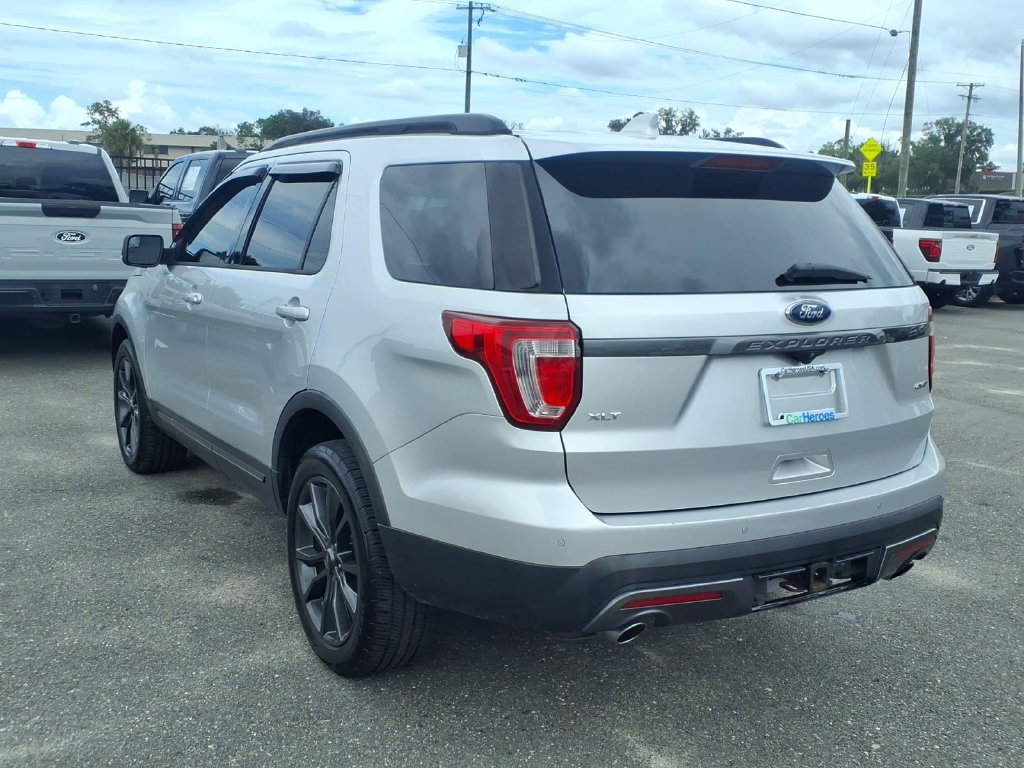 Used 2017 Ford Explorer XLT w/ Equipment Group 202A AWD/4WD image 5