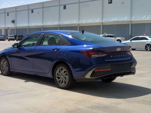 Used 2024 Hyundai Elantra SEL FWD image 8