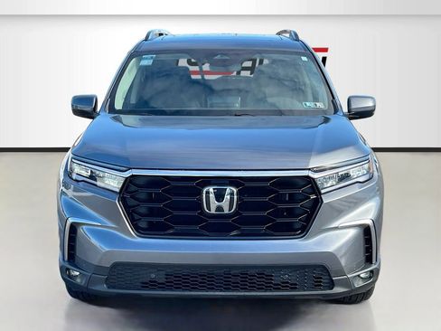 Used 2025 Honda Pilot Touring image 2