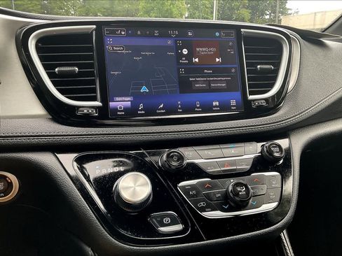 Used 2024 Chrysler Pacifica Premium FWD image 34