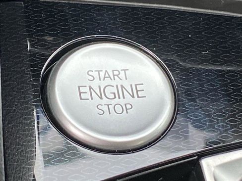 New 2026 Volkswagen Taos SE image 9