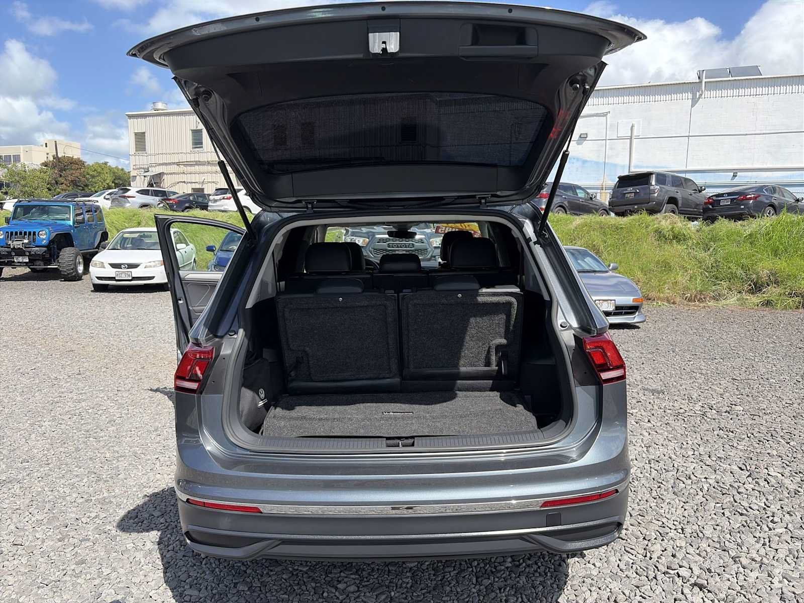 Used 2023 Volkswagen Tiguan SE w/ Panoramic Sunroof Package FWD image 20