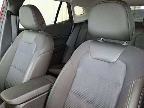 Used 2025 Chevrolet Trax LT FWD image 23