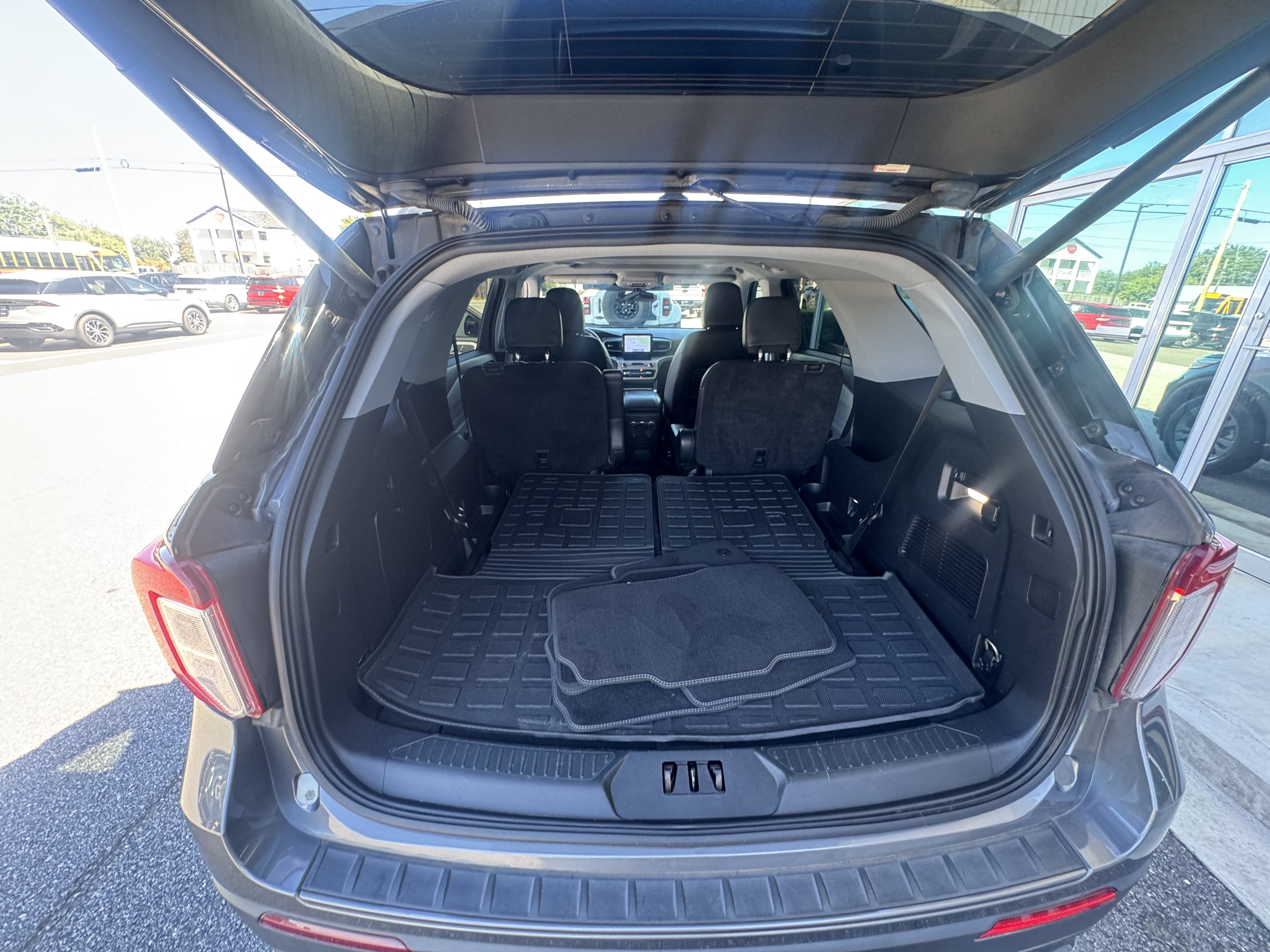 Used 2023 Ford Explorer XLT w/ Equipment Group 202A RWD image 10