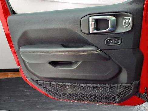 Used 2018 Jeep Wrangler Unlimited Sahara image 15