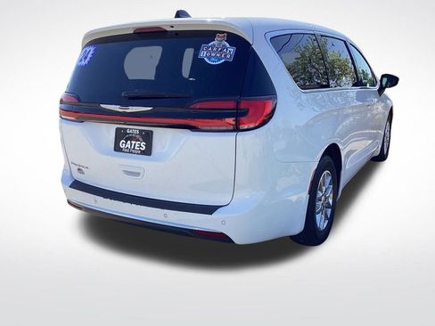 Used 2024 Chrysler Pacifica Touring-L FWD image 11