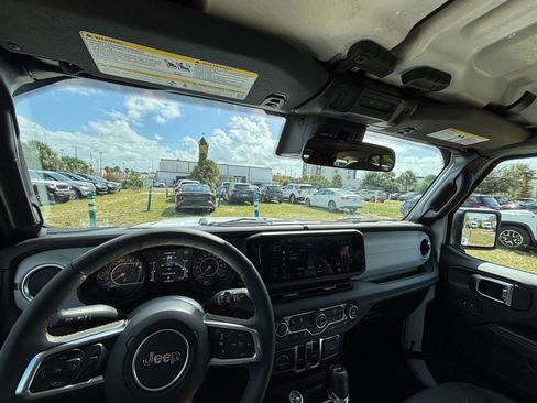 Used 2025 Jeep Wrangler Sahara image 33