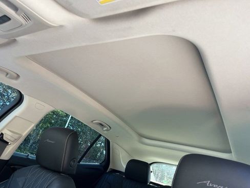 Used 2022 Buick Envision Avenir w/ Technology Package II image 18