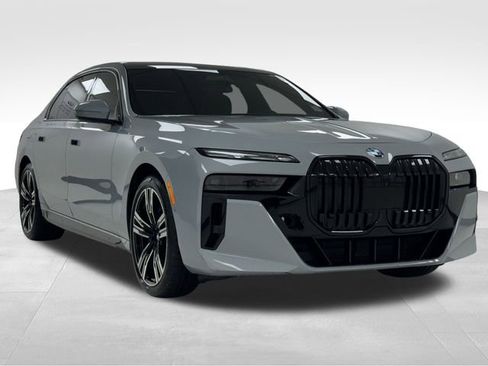 Used 2023 BMW 760i xDrive w/ Executive Package image 9