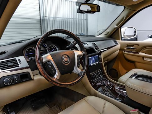 Used 2012 Cadillac Escalade Premium AWD/4WD image 3