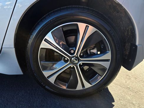 Used 2019 Nissan Leaf SV w/ SV Technology Package FWD image 6