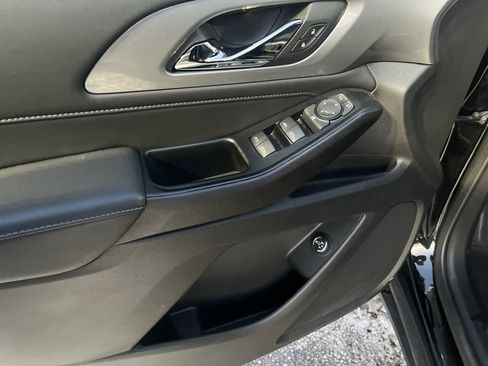 Used 2023 Chevrolet Traverse LT image 11