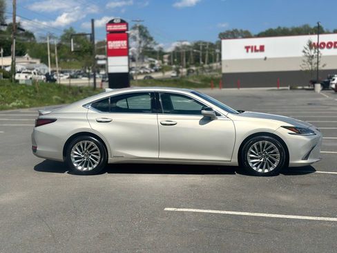 Used 2021 Lexus ES 300h w/ Accessory Package FWD image 5