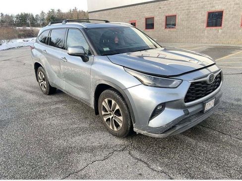 Used 2022 Toyota Highlander XLE image 2