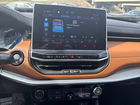 Used 2025 Jeep Compass Limited image 25