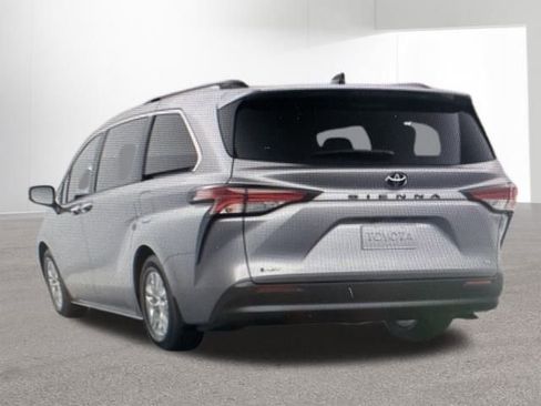 Used 2026 Toyota Sienna XLE image 4