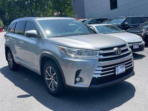 Used 2017 Toyota Highlander XLE AWD/4WD image 4