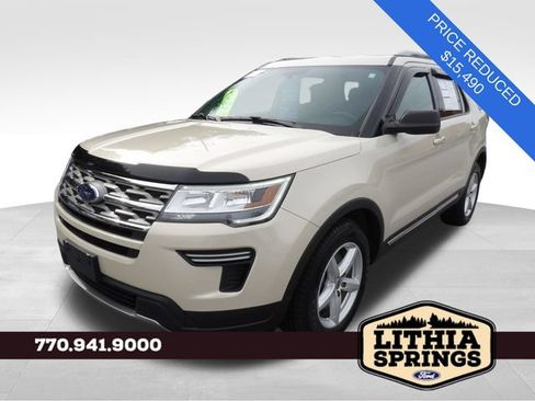 Certified 2018 Ford Explorer XLT FWD image 3