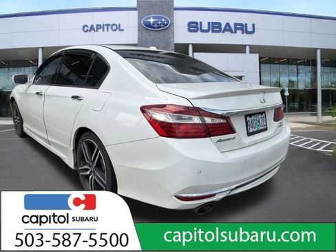 Used 2017 Honda Accord Touring image 7