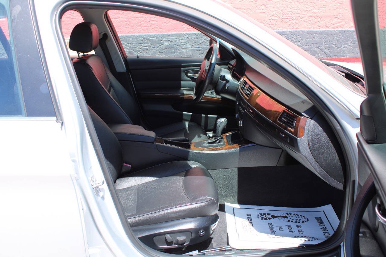 Used 2011 BMW 335i xDrive Sedan AWD/4WD image 12