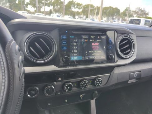 Used 2017 Toyota Tacoma TRD Sport w/ Tow Package (A/T) image 10