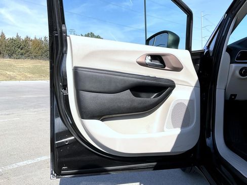 Used 2023 Chrysler Voyager LX FWD image 9