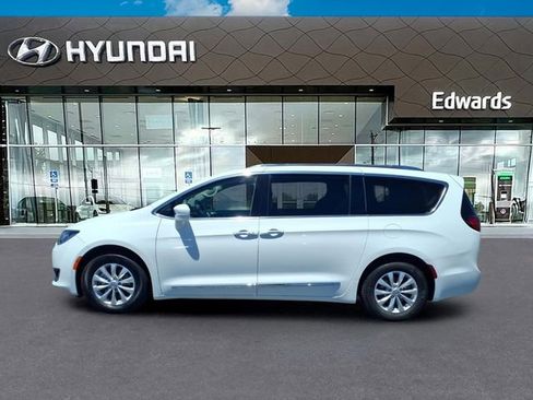 Used 2019 Chrysler Pacifica Touring-L FWD image 10