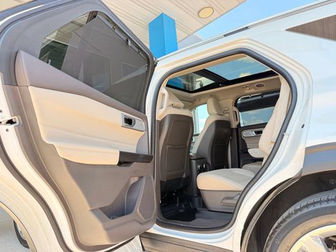 Used 2020 Ford Explorer Platinum w/ Premium Technology Package AWD/4WD image 23
