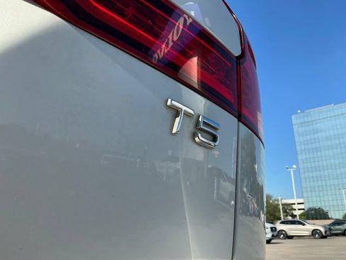 Used 2020 Volvo V60 T5 Momentum FWD image 11