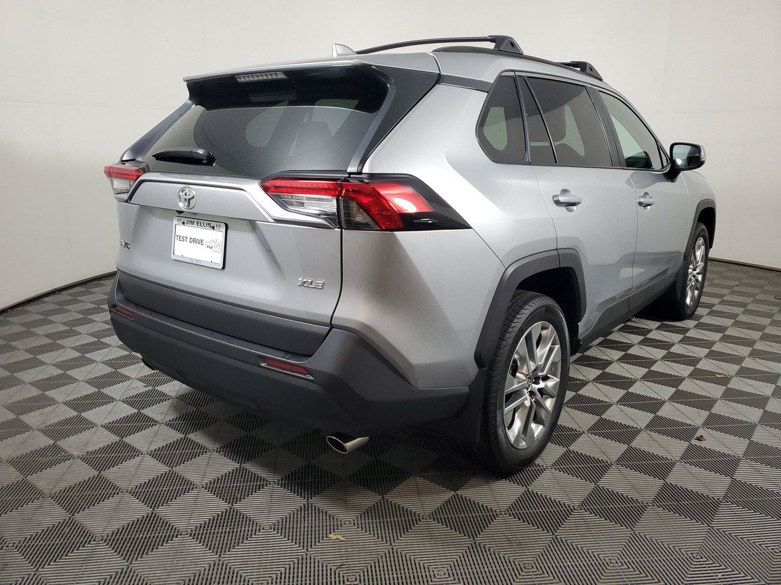 Used 2025 Toyota RAV4 XLE Premium FWD image 4