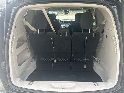 Used 2023 Chrysler Voyager LX image 18