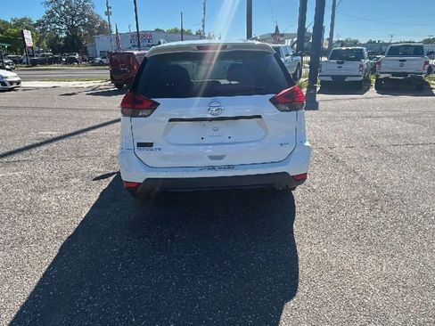Used 2017 Nissan Rogue SV image 3