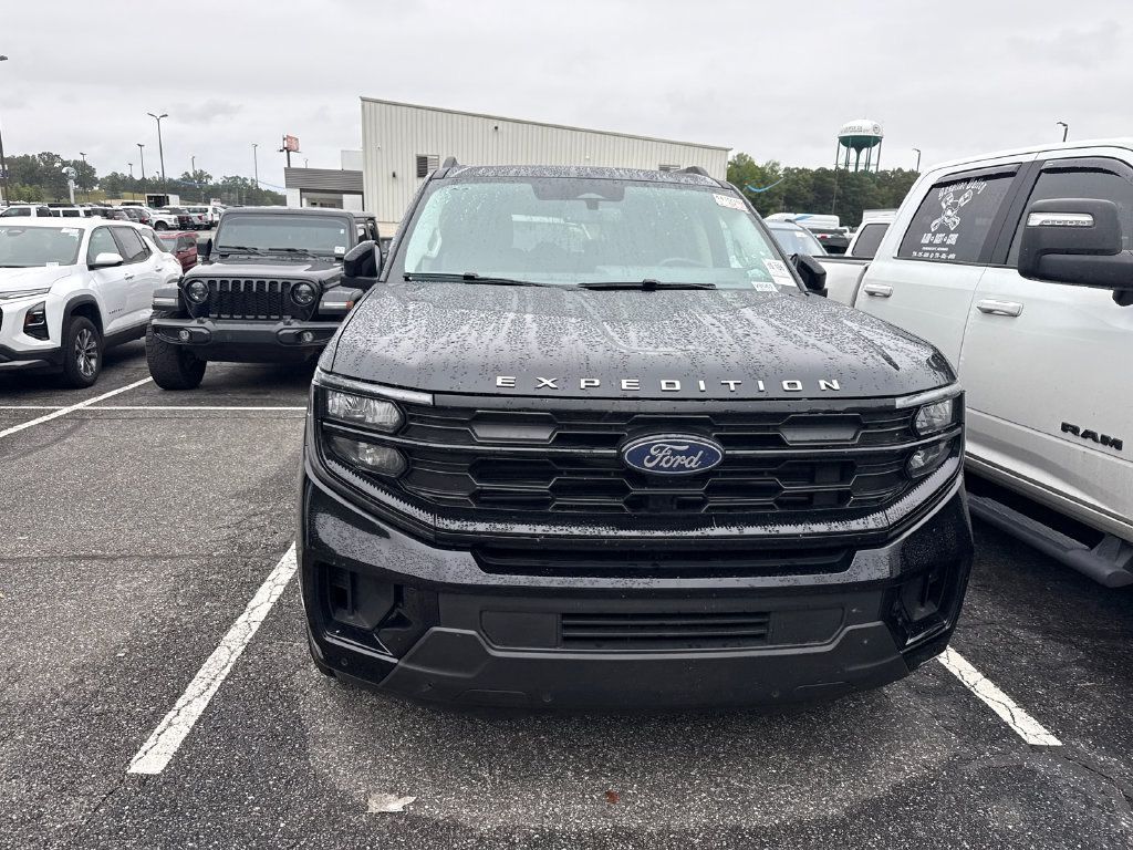 Used 2025 Ford Expedition Active AWD/4WD image 4