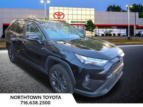 Used 2022 Toyota RAV4 XLE Premium image 1