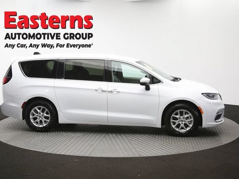 Used 2023 Chrysler Pacifica Touring-L FWD image 47
