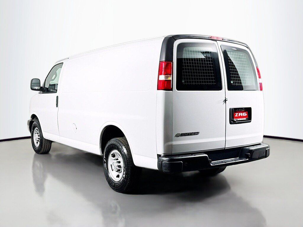 Used 2019 Chevrolet Express 2500 w/ Driver Convenience Package RWD image 3