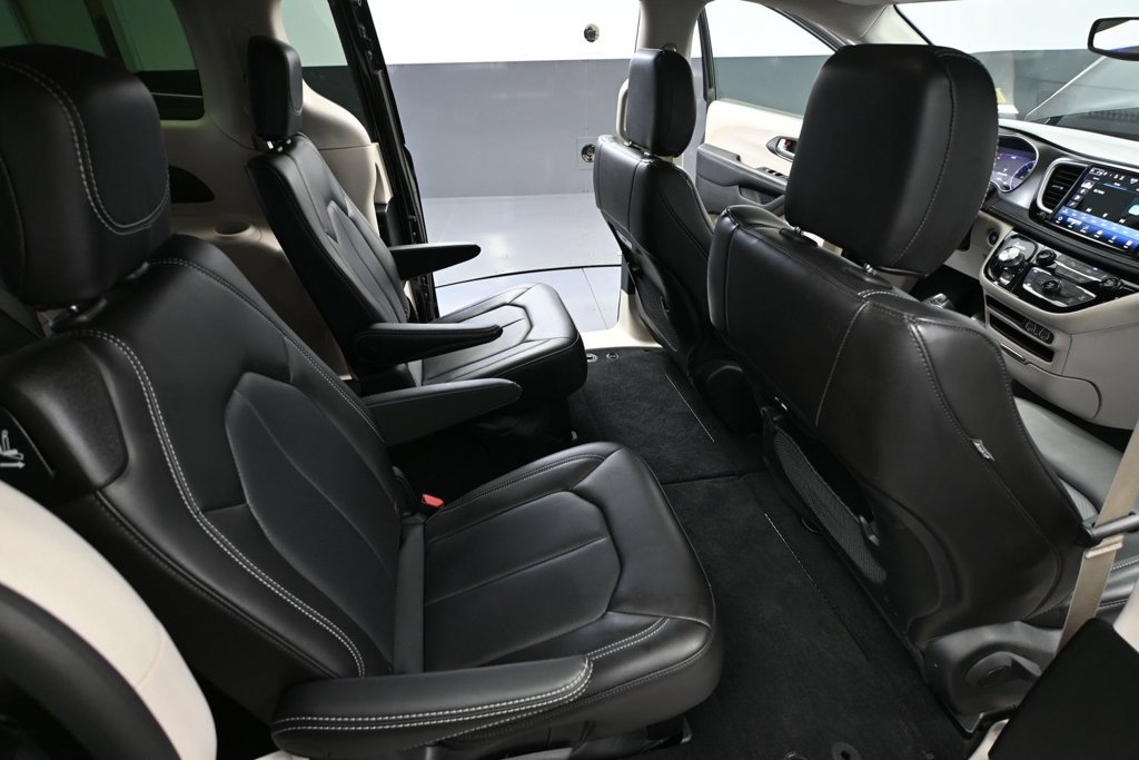 Used 2023 Chrysler Pacifica Touring-L AWD/4WD image 35