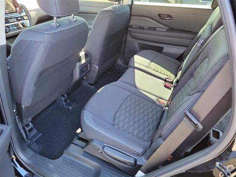 New 2025 Nissan Pathfinder SV image 12