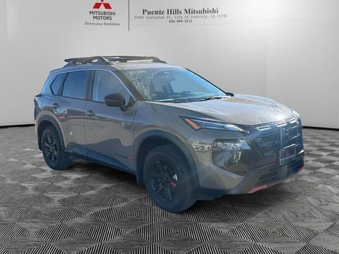 Used 2025 Nissan Rogue SV image 3