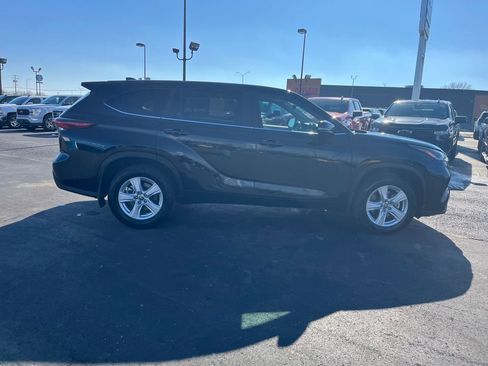 Used 2024 Toyota Highlander LE image 6