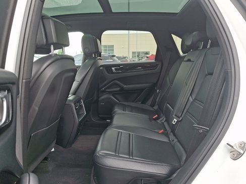 Used 2021 Porsche Cayenne AWD/4WD image 12