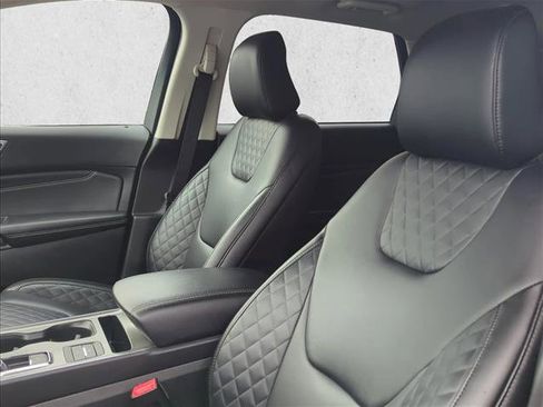Used 2024 Ford Edge Titanium image 11