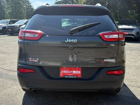 Used 2017 Jeep Cherokee Latitude w/ Cold Weather Group AWD/4WD image 8