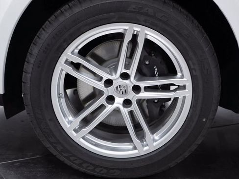 Certified 2025 Porsche Macan image 11