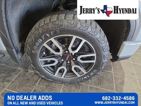 Used 2024 GMC Sierra 1500 AT4 w/ Technology Package AWD/4WD image 4