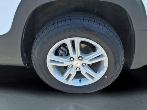 Used 2023 GMC Terrain SLE AWD/4WD image 14