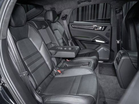 Used 2022 Porsche Cayenne Turbo image 11